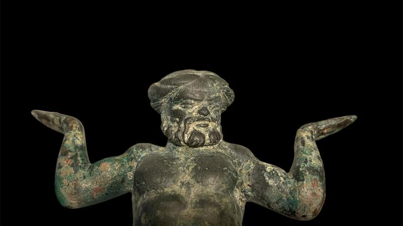 SATYRE EN BRONZE – ANSE DE VASE Art grec hellénistique, 3e siècle avant J.-C. Bronze Ht. 24 cm
