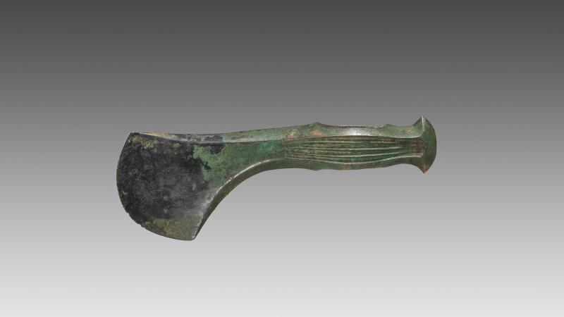 LAME DE HACHE EN BRONZE Culture de Koban, 9e-8e siècle avant J.-C. Bronze Long. : 17.50 cm