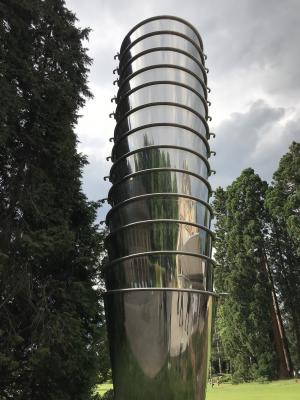 Subodh Gupta, Giant leap of Faith, 2008. Acier anodisé, collection privée.