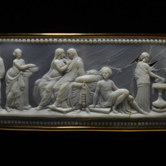 Ornement de ceinture - Les Noces Aldobrandines  France, 1er quart du XIXe s. (d’après une fresque romaine du Ier s. av. J.-C.)  Ivoire sculpté en bas-relief, monture en or,   10,45 x 3,7 cm, Ép. 1,8 cm © Musée d’art et d’histoire de Genève, photo : B. Jacot-Descombes