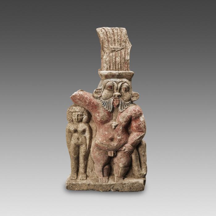 STATUETTE DU DIEU BÈS PROTÉGEANT UNE FEMME 