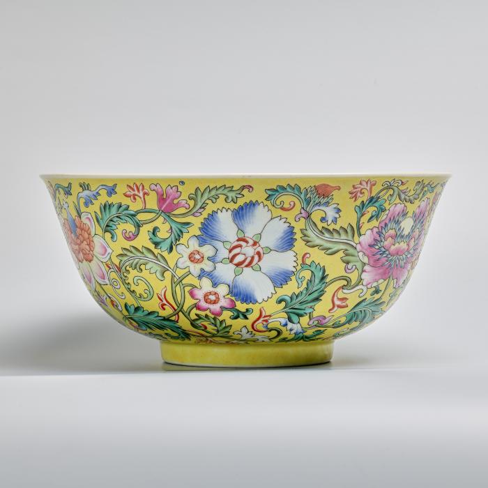 Bol à décor de rinceaux floraux, yangcai 洋彩, Porcelaine et émaux polychromes sur couverte, Chine, Jingdezhen, dynastie Qing, marque et époque Daoguang (1821-1850)