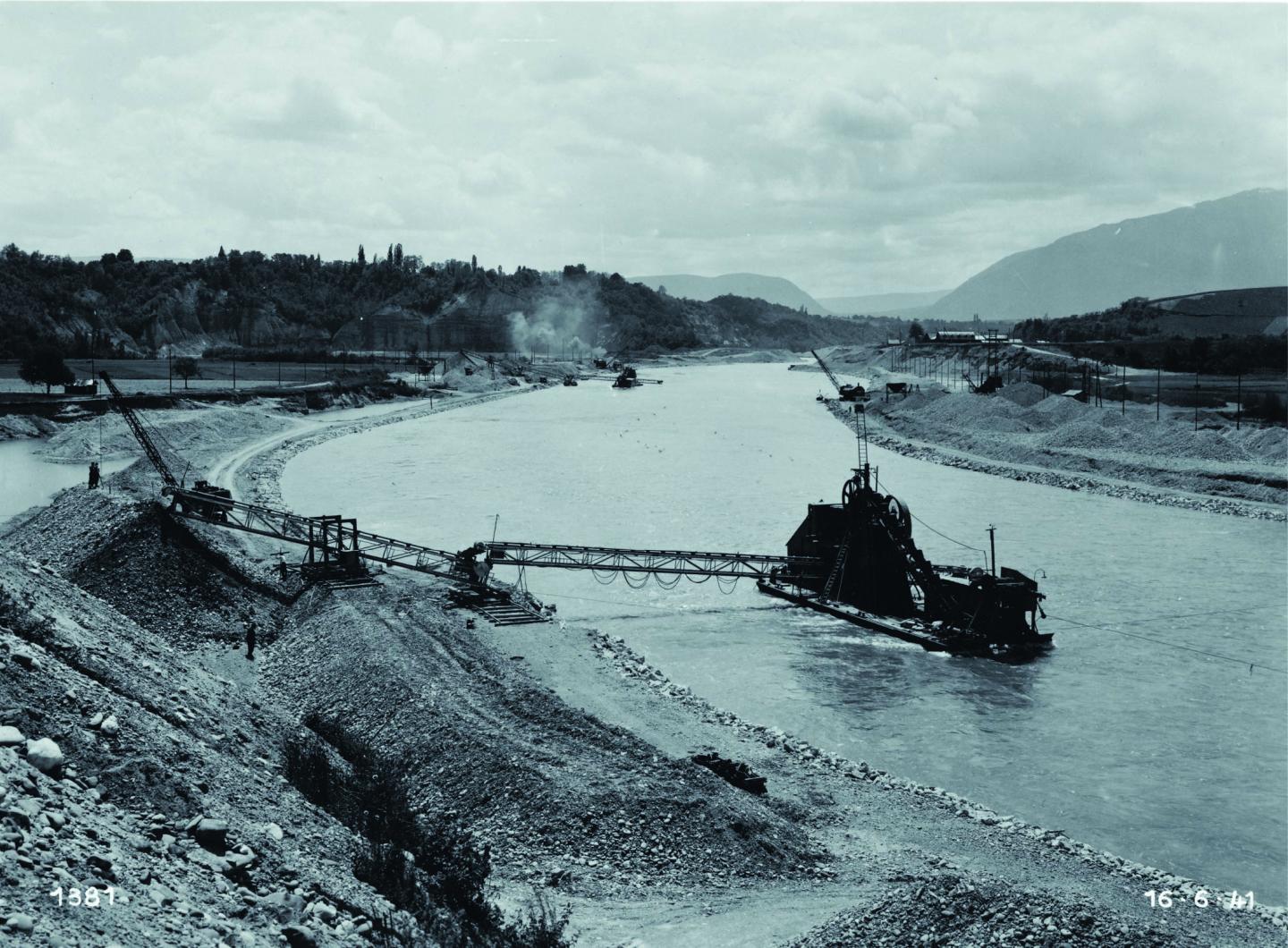 ®collection privée_Le creusement du canal en aval du futur barrage de Verbois