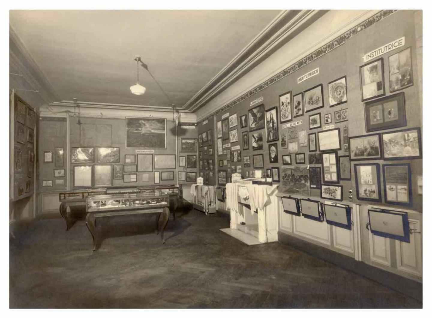  Le petit musée du Dr Charles Ladame Photographe inconnu Suisse, Genève, Chêne-Bourg, Clinique psychiatrique de Bel-Air 1925 Tirage moderne © Archives de la Collection de l’Art Brut, Lausanne