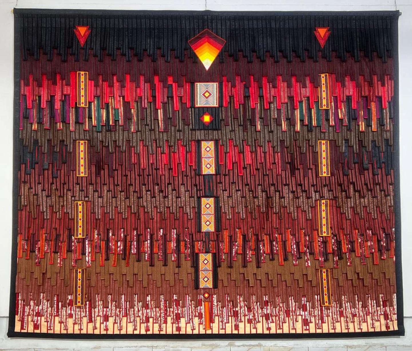 Source de lumière (Soleil) Motif d’Arabie sur Fond Ocre No 1, textile, 2024, 302 cm x 254 cm
