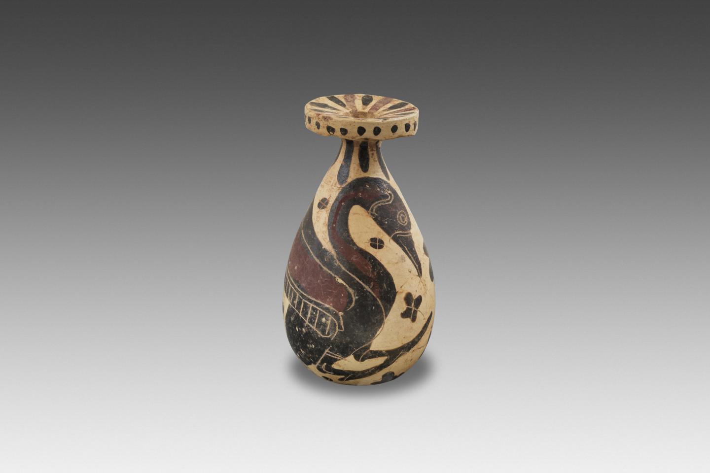 ALABASTRE ORNE D’UN CYGNE  Art grec archaïque (Corinthe), fin du VII - début du VI s. av. J.-C. Terre cuite H:7.8 cm