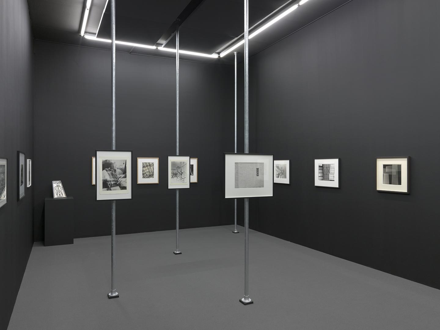 La salle des photos, qui rappelle le musée de São Paulo. Annick Wetter, Mamco, Genève 2022.