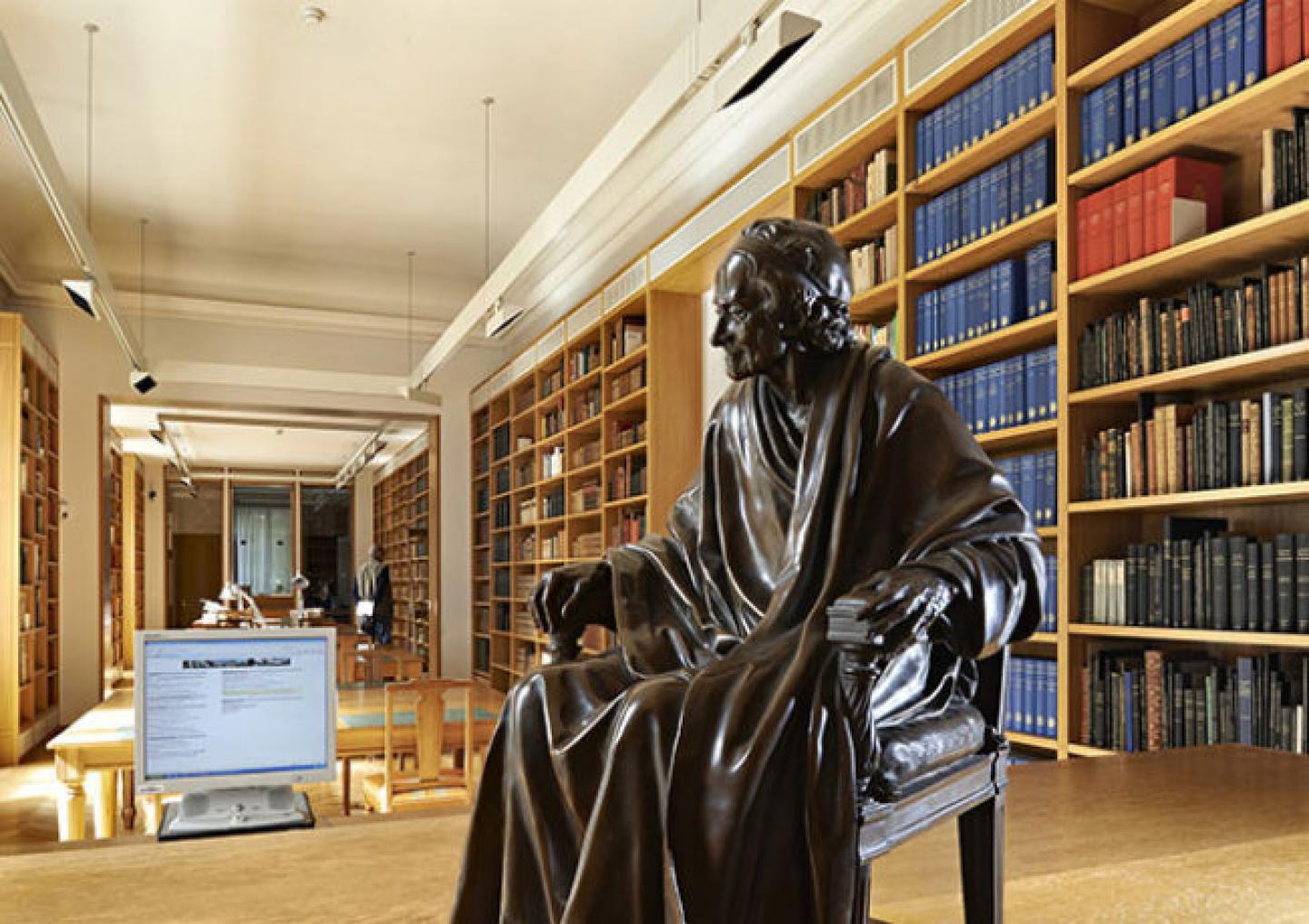 Dans la bibliothèque de l'Institut et Musée Voltaire.  © Ville de Genève