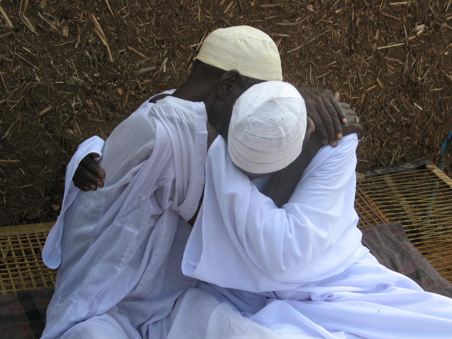 Cecilia Goin, Retrouvailles entre deux frères, après plus de vingt ans de séparation, Sinnar, Soudan, 2007 – © CICR 