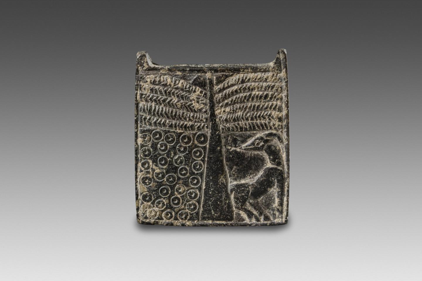 ETUI A KOHOL Art proche-oriental, II mill. av. J.-C. Stéatite/chlorite H : 7.5 cm – L : 6.5 cm