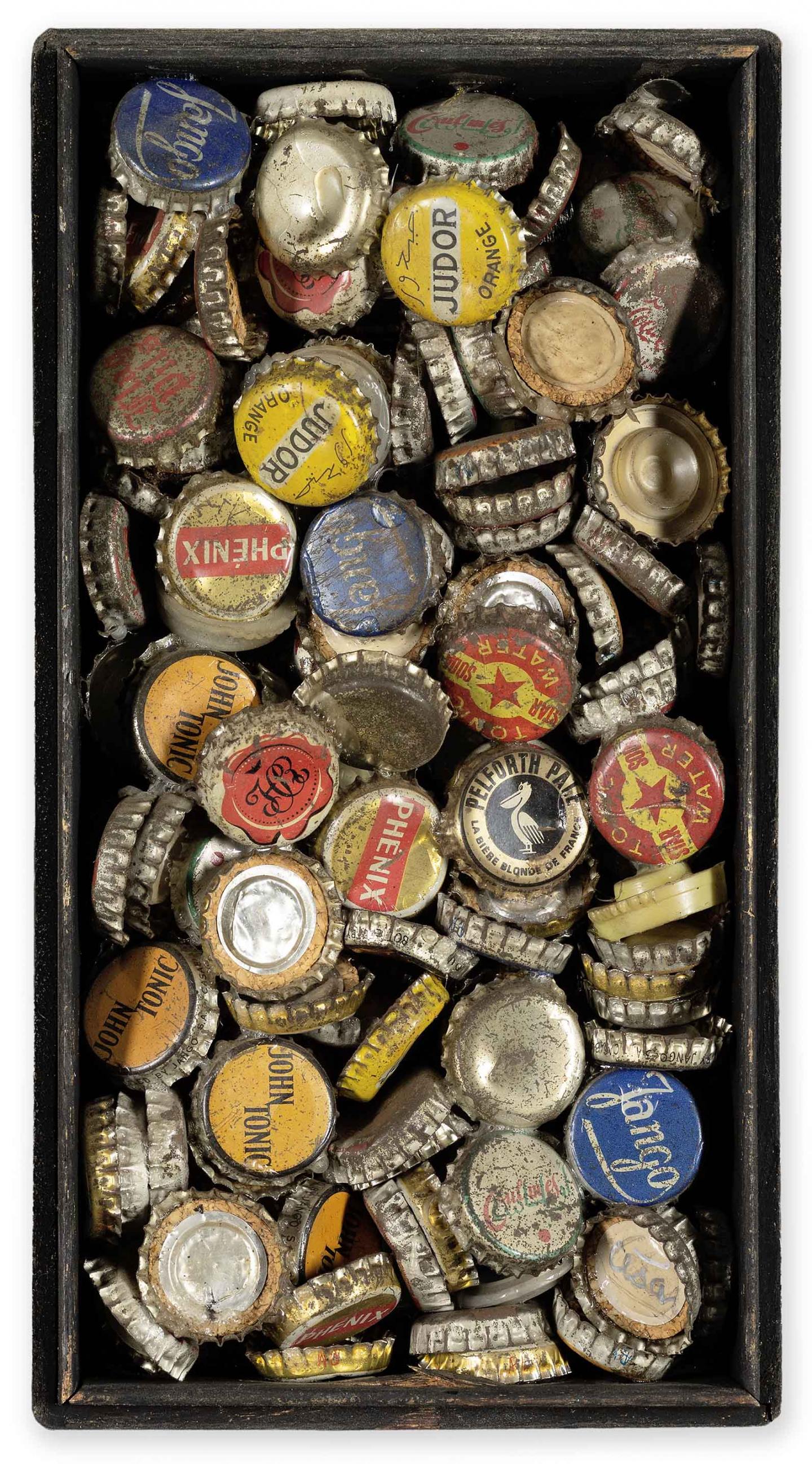 © CÉSAR, Accumulation de capsules, vers 1960, accumulation de capsules de bouteilles collées entre-elles et placées dans une boîte en bois montée sur panneau, 59.8 x 40 x 6.5 cm, FGA-BA-CESAR-0006Fondation Gandur pour l’Art, Genève. Photographe : André Morin 