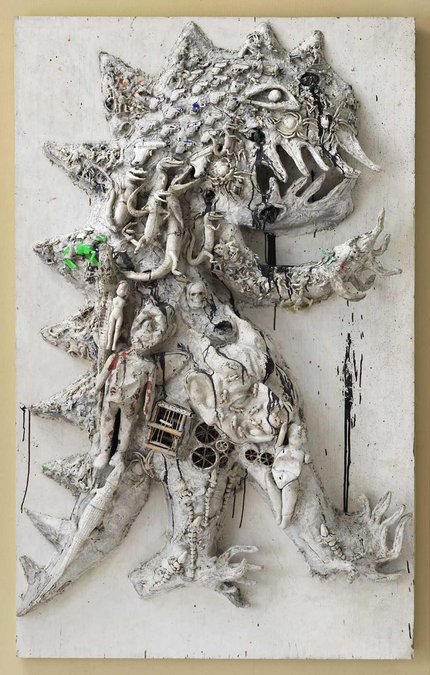 Niki de SAINT PHALLE, Tyrannosaurus Rex (Study for King Kong) (série Tirs (1961-1963)), printemps 1963, objets divers, plastique, plâtre et peinture sur panneau de bois, 198 x 122 x 25 cm, FGA-BA-SAINT-0002 © Galerie Georges-Philippe & Nathalie Vallois © The Niki Charitable Art Foundation / 2018, ProLitteris, Zurich