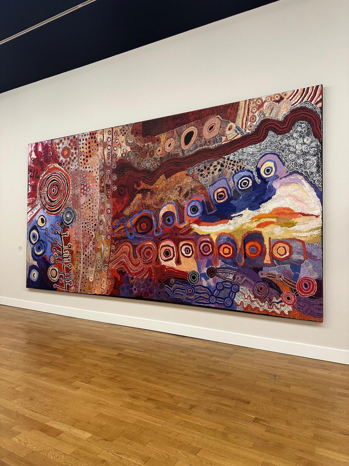 Nganampa mantangka minyma tjukatu Tjukurpa ngaranyi alatjitu / La loi des Femmes est vivante sur nos terres / Women's law alive in our Country , 2018 Acrylique sur toile. Acrylic on canvas. 290 x 550 cm