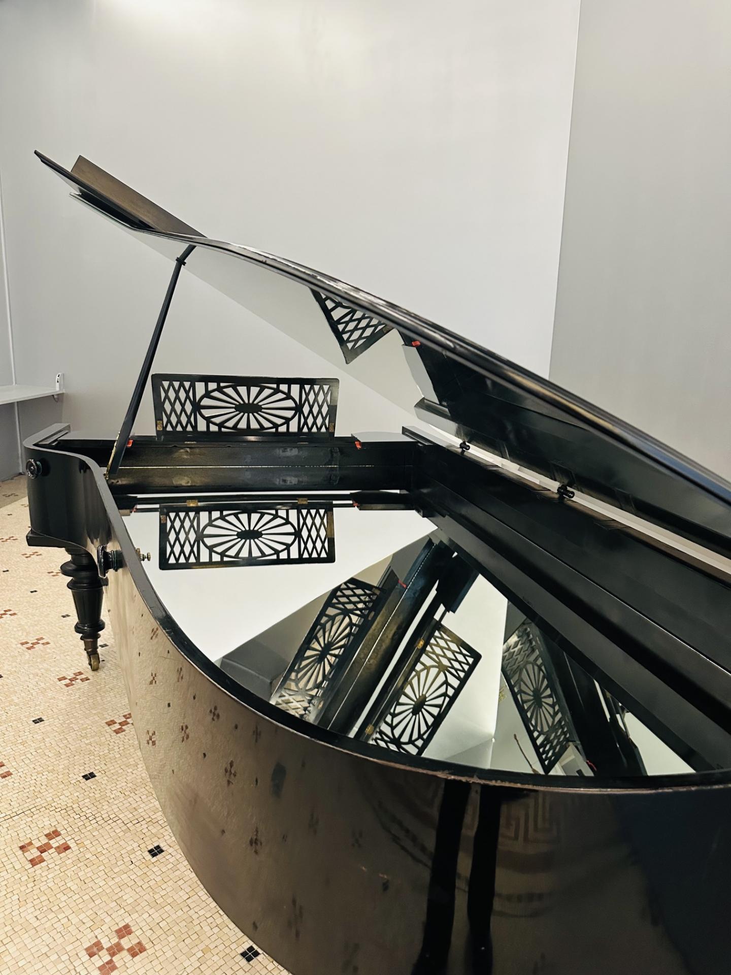 Christian Marclay, Grand piano de concert modifiéet miroir, 1994