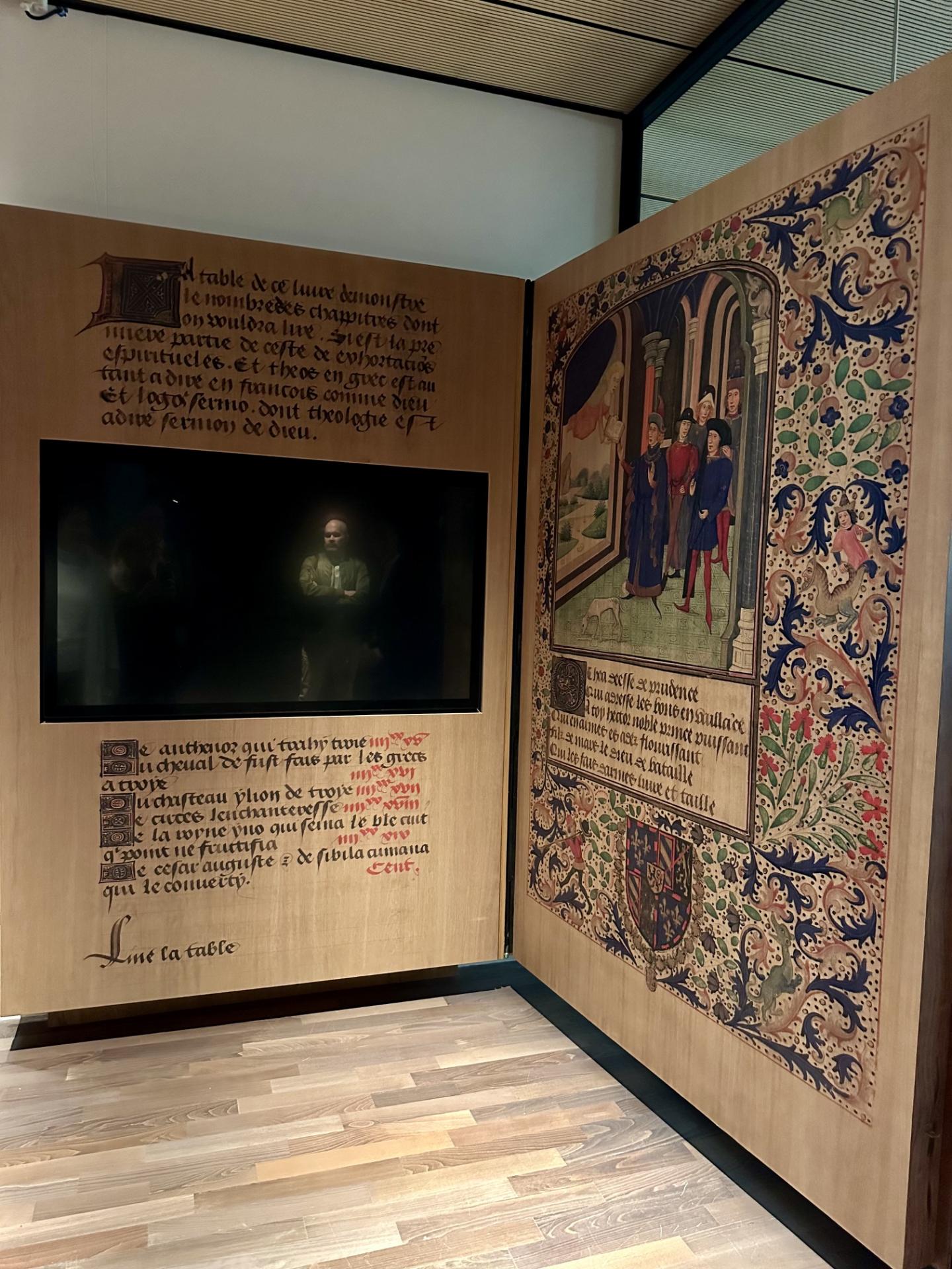 Grand livre, contenant une grande tablette tactile proposant un glossaire de mots anciens et sur l'histoire du livre