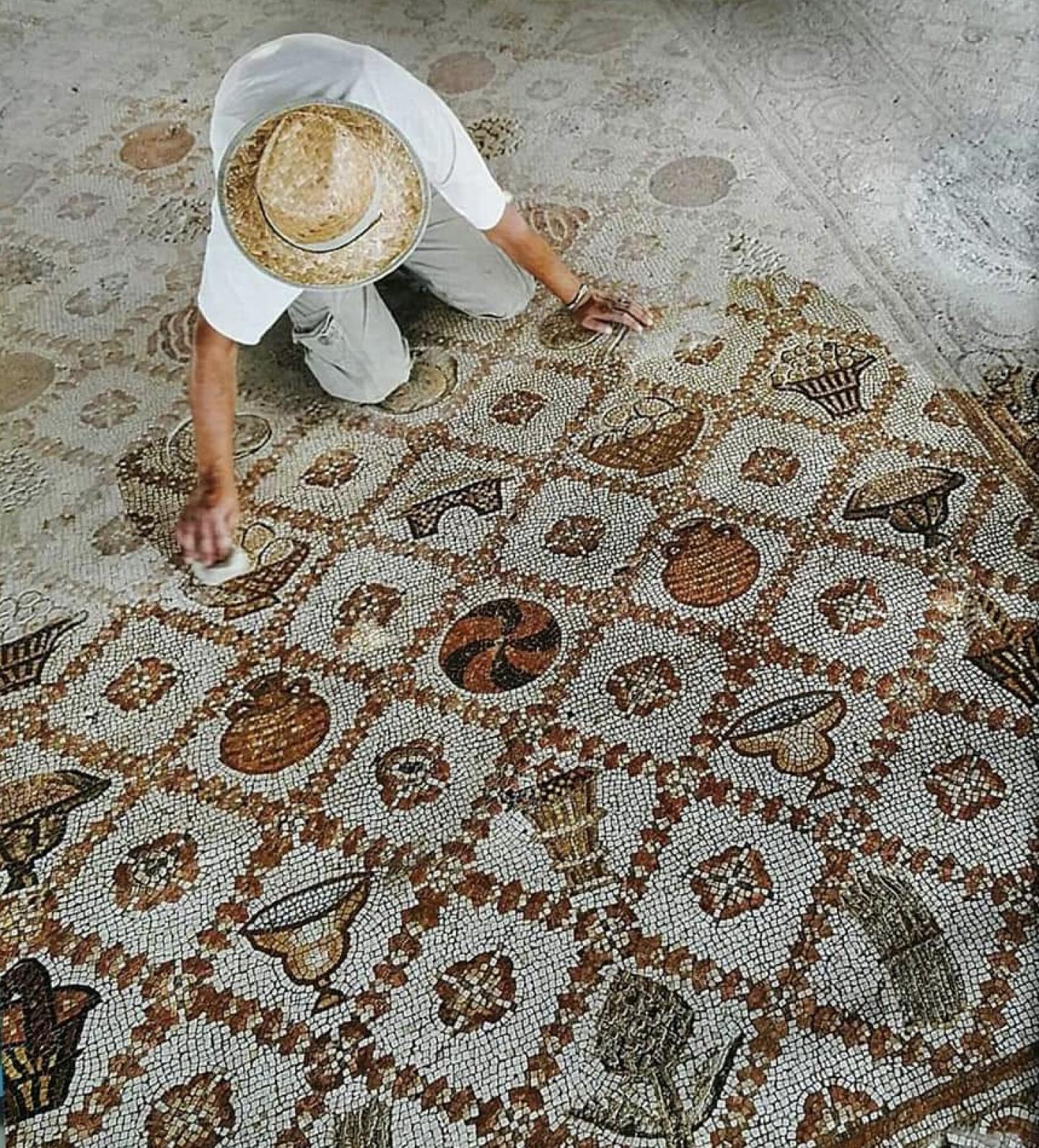 Jabaliyah Muhkeitim_Fadel nettoie une mosaïque