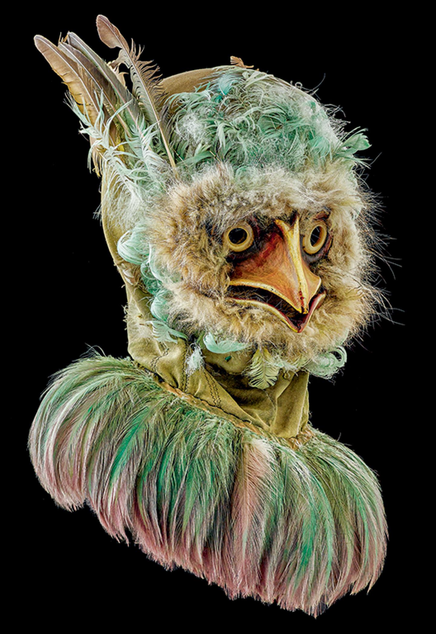 WERNER STRUB (1935-2012) Mixte L’Oiseau vert dans L’Oiseau vert de Gozzi – MeS : Benno Besson. Théâtre de la Comédie et en tournée. 1982. Tissu, cuir, fourrure, plumes, corne, élastiques, fermeture éclair.