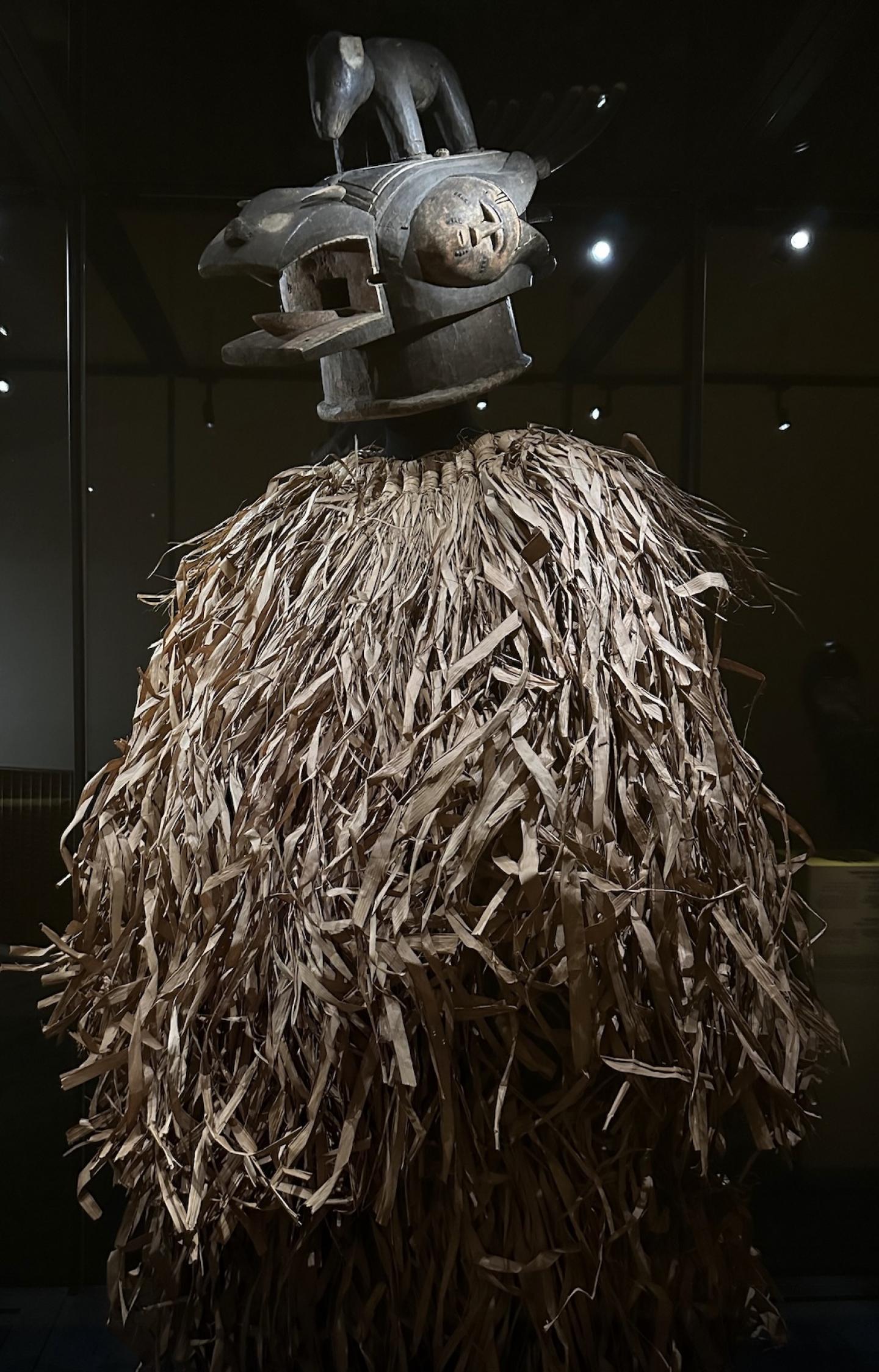 Sùre, cloche, Cameroun, Grassfields, Foumban Royaume Bamoun. Fin du 19e - début du 20e siècle Bois, métal, rotin, cauris, verroterie, feutre © MEG, J. Watts