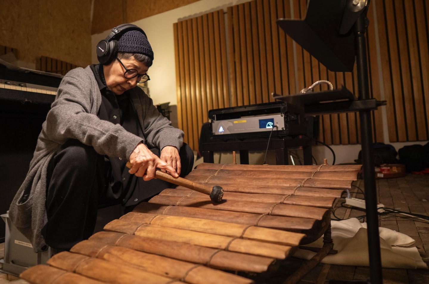 Midori Takada durant l’enregistrement de la création sonore Mémoire d’arbres, avec le xylophone sénoufo des collections du MEG. Photographie Chiara Cosenza.
