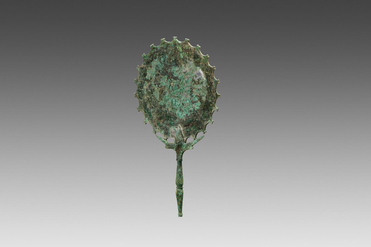 MIROIR A MANCHE Art romain, Ier – IIe s. apr. J.-C. Bronze H: 21.2 cm