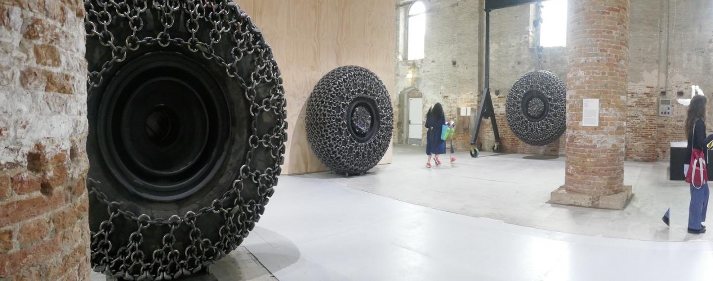 Arthur Jafa (1960), Big Wheel I Big Wheel II et Big Wheel III. Pneus © Le Curieux des arts Gilles Kraemer, semaine presse de la Biennale de l'art de Venise, mai 2019. Corderie de l'Arsenale.