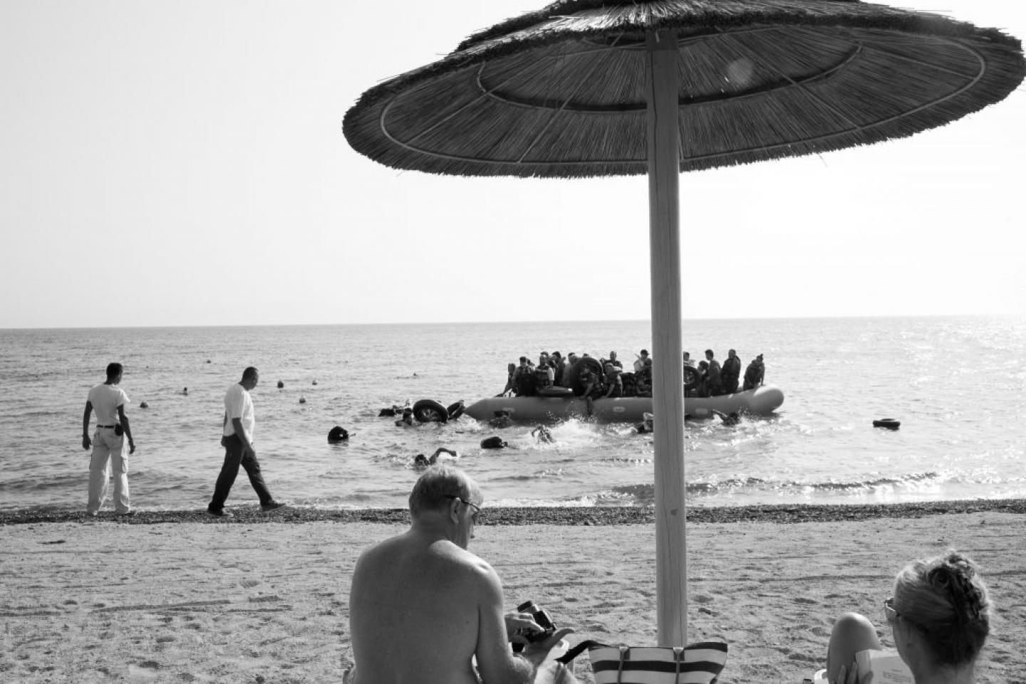 Des réfugiés débarquent sur une plage touristique sur l’île grecque de Kos, Grèce, 2016 – © Paolo Pellegrin / Magnum Photos avec le soutien du centre Pulitzer 