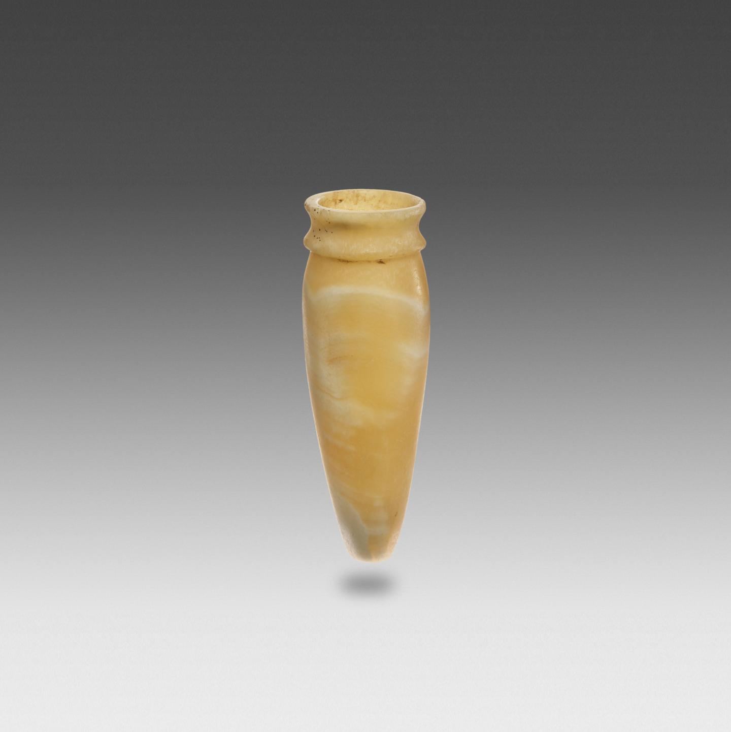 PETIT VASE CONIQUE  Art égyptien, Nouvel Empire, deuxième moitié du II mill. av. J.-C. Calcite (albâtre) H : 9.8 cm