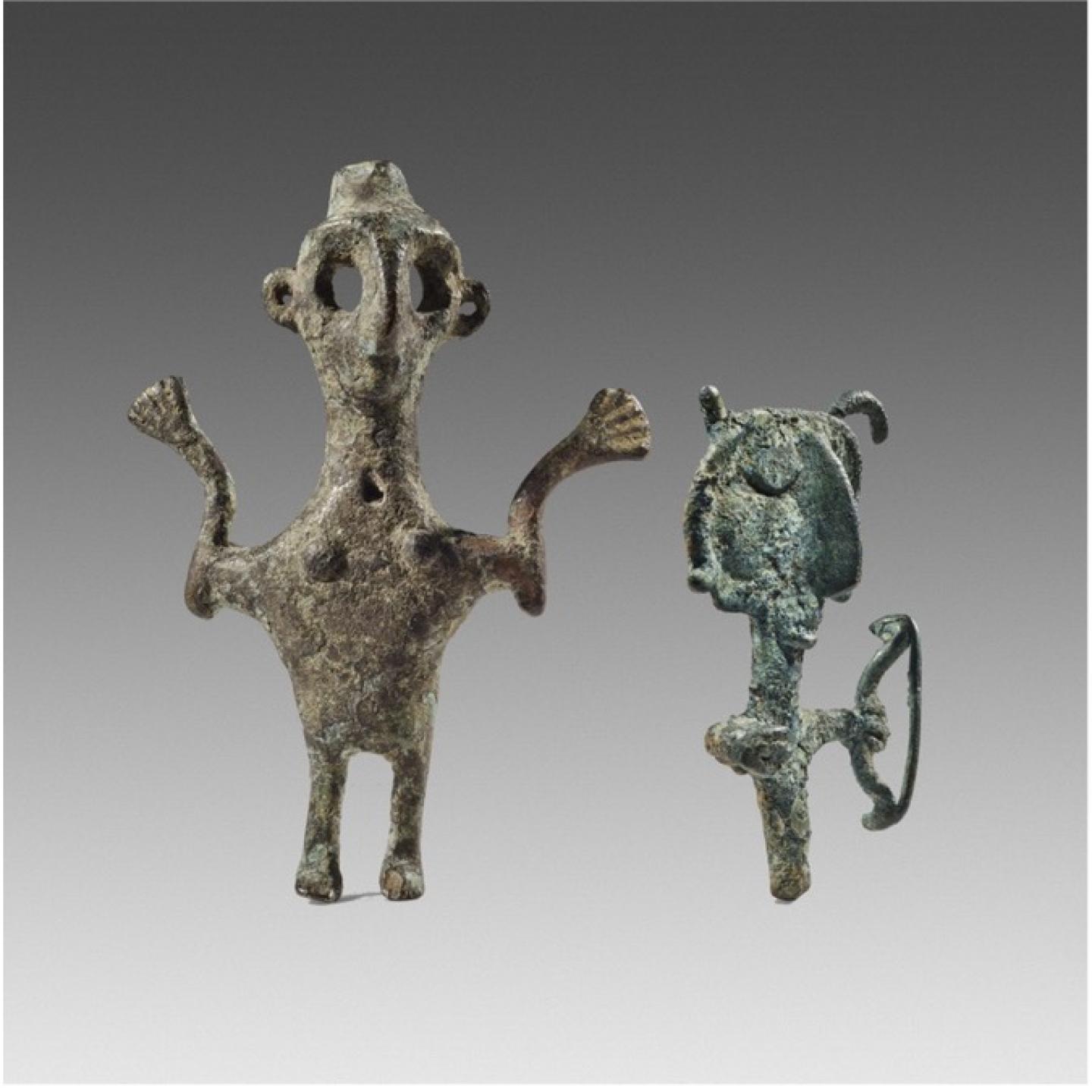 DEUX "IDOLES" DE TYPE PIRAVAND Art d'Asie occidentale, début du Ier mill. av. J.-C. (Âge du Fer II) Bronze H: a) 13.4 cm - b) 8.1 cm, ©Phoenix Ancient Art