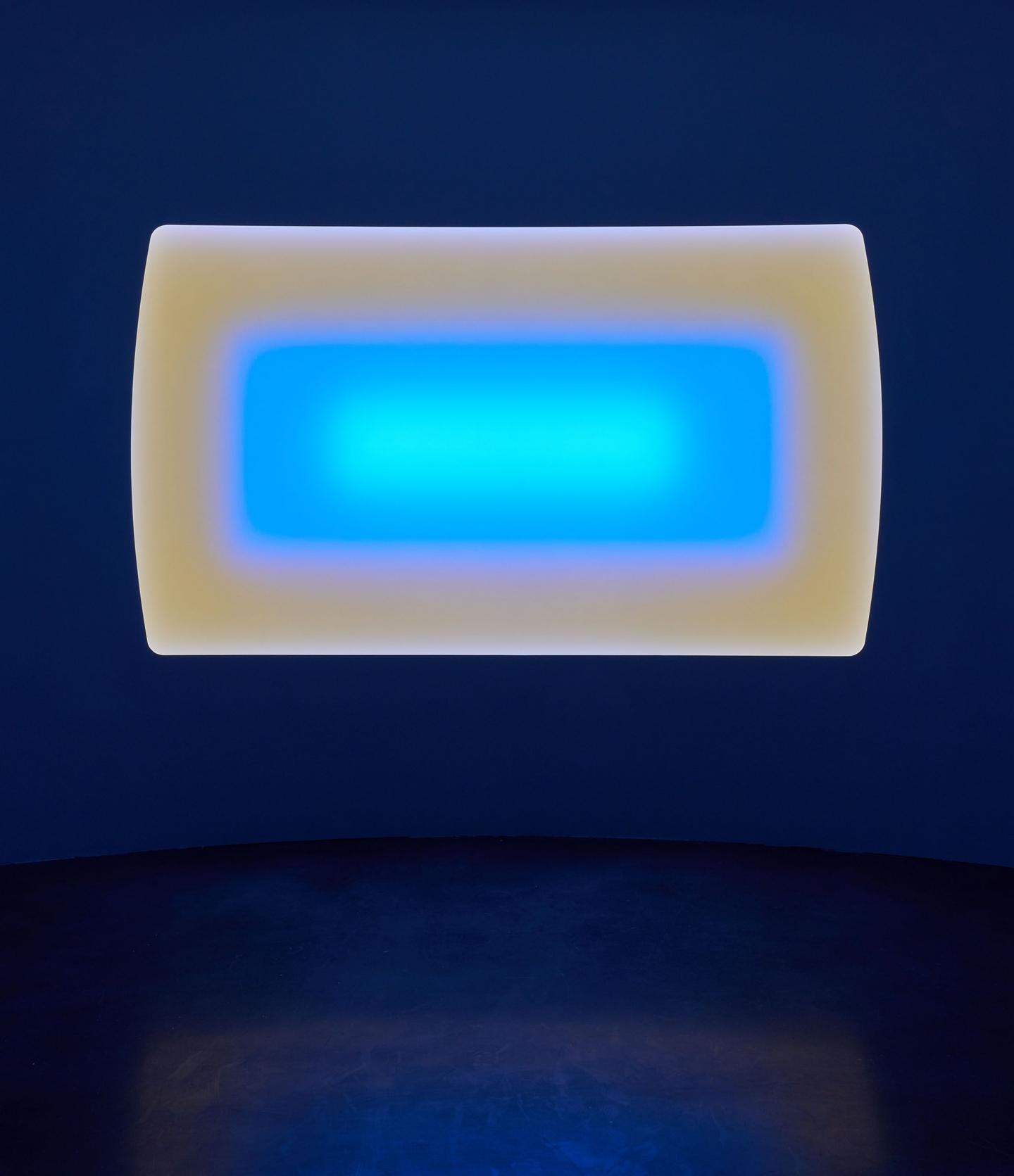 James Turrell, Elemental, Wide Rectangular Curved Glass, 2021, LED light, etched glass and shallow space, 182.9 × 304.8 cm, Runtime: 2 hours 30 minutes © James Turrell