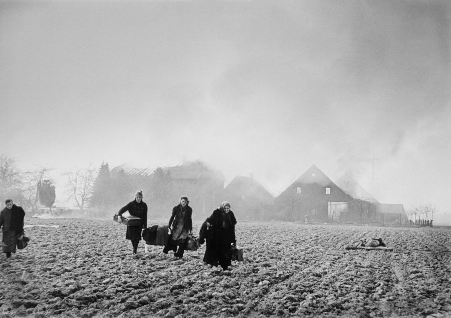 Paysans allemands fuyant leurs terres suite au débarquement des Américains et Britanniques vers la fin de la Deuxième Guerre Mondiale, près de Wesel, Allemagne, 24 mars, 1945 – ©Robert Capa © International Center of Photography / Magnum Photos 