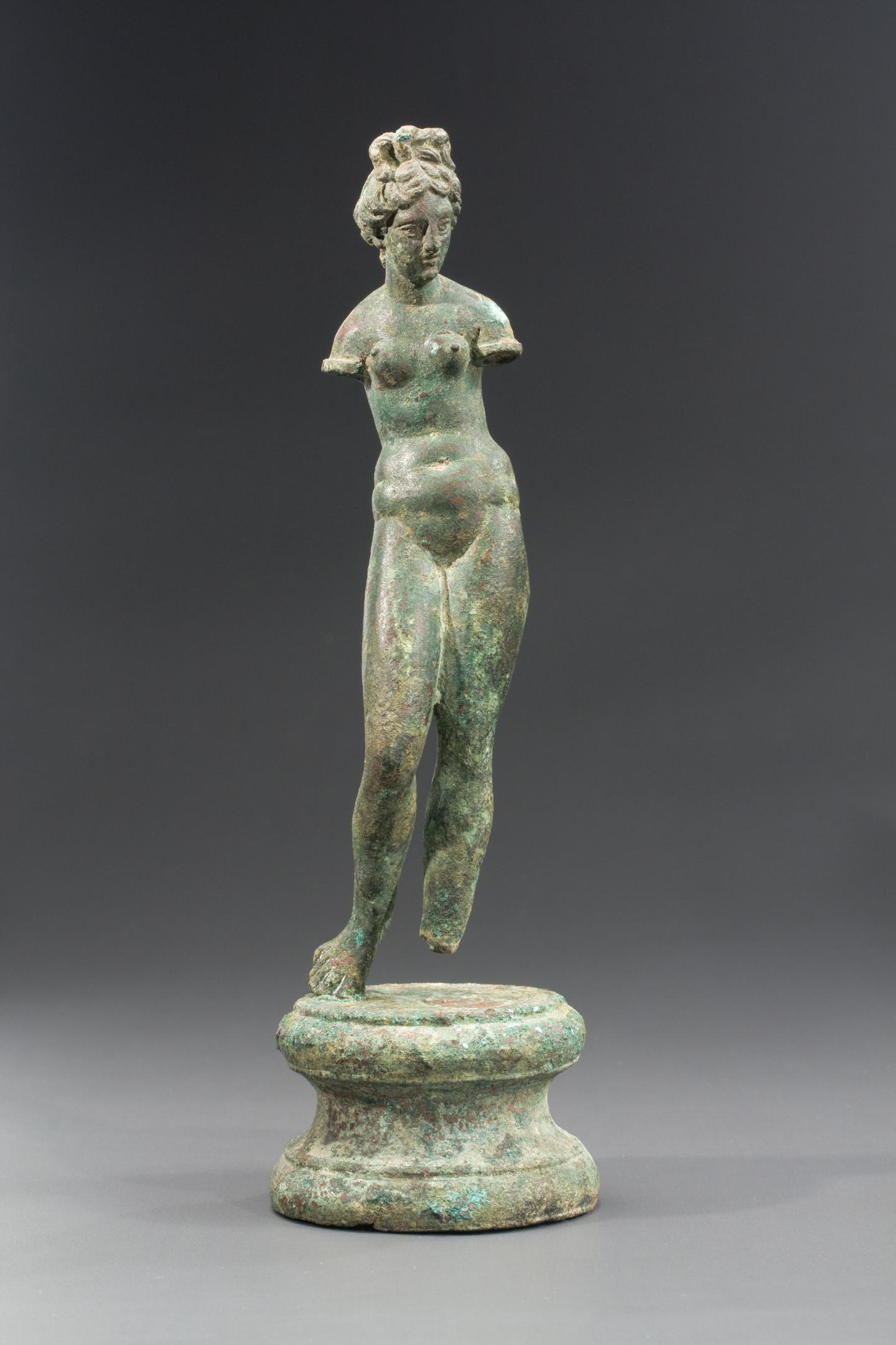 STATUETTE D’APHRODITE/VENUS Art romain, IIe s. apr. J.-C. Bronze H : 17.5 cm (avec piédestal)