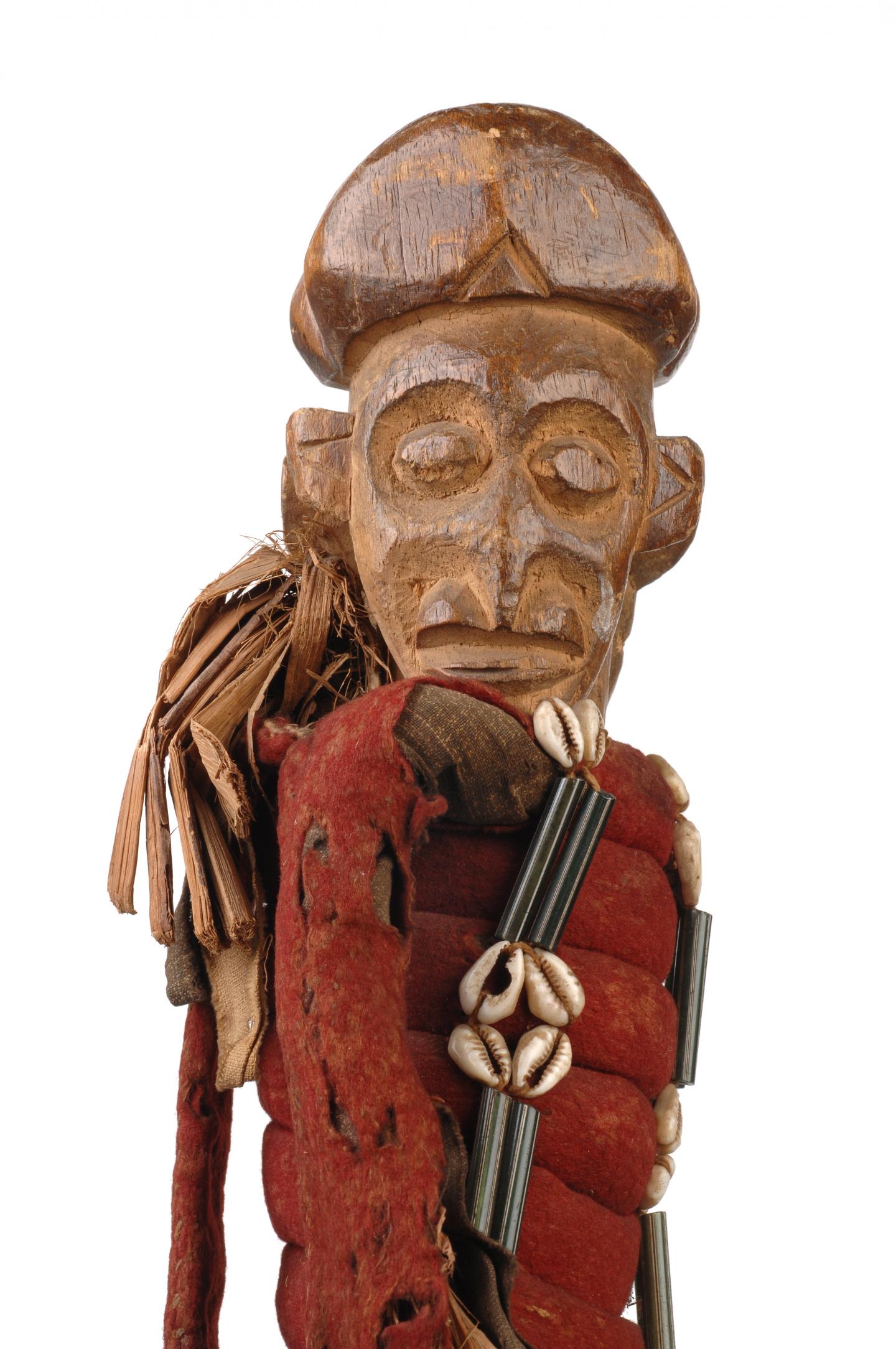 Sùre, cloche, Cameroun, Grassfields, Foumban Royaume Bamoun. Fin du 19e - début du 20e siècle Bois, métal, rotin, cauris, verroterie, feutre © MEG, J. Watts