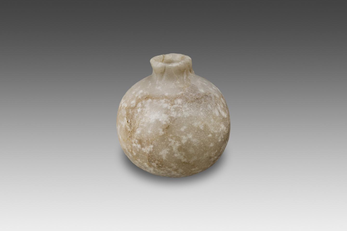 VASE EN FORME DE GRENADE Art égyptien, Nouvel Empire, XVIIIe dynastie, env. XVIe – XIe s. av. J.-C. Pierre H : 6 cm – Diam : 5.8 cm