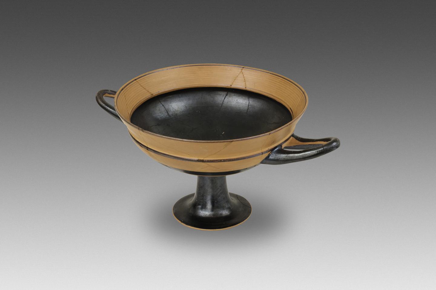 COUPE A LEVRE DE TYPE IONIEN Art grec archaïque, milieu du VIe s. av. J.-C. Argile H : 10,2 cm – Diam : 20,3 cm (avec anses)